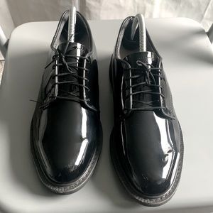 The brand is Vibram, Size8/5, metallic black